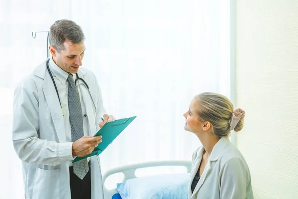 Medico in uniforme professionale che esamina il paziente in ospedale — Foto Stock