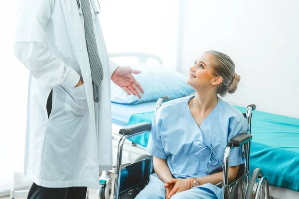 Arzt in Uniform untersucht Patient im Krankenhaus — Stockfoto