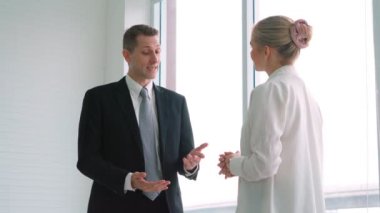 İki iş adamı ofiste proje stratejisi hakkında konuşuyor