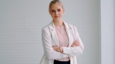 Ofiste çekici bir genç kadın portresi.