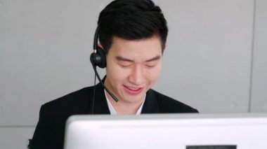 Ofiste çalışan kulaklık takan iş adamları.