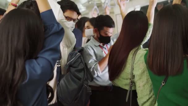 Multidão de pessoas usando máscara facial em uma viagem de trem de metrô público lotado — Vídeo de Stock