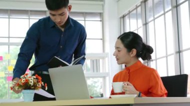 İki iş adamı ofiste proje stratejisi hakkında konuşuyor