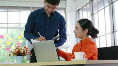 İki iş adamı ofiste proje stratejisi hakkında konuşuyor