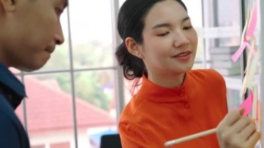 İş adamları proje planlama kurulunda çalışıyor