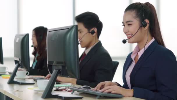 Geschäftsleute mit Headset arbeiten im Büro — Stockvideo