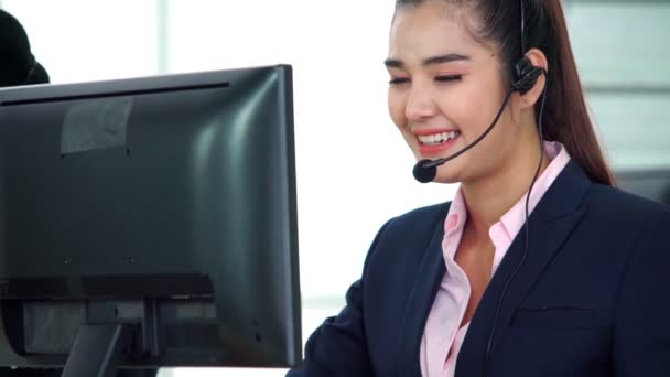 Zakenmensen met een koptelefoon aan het werk — Stockvideo