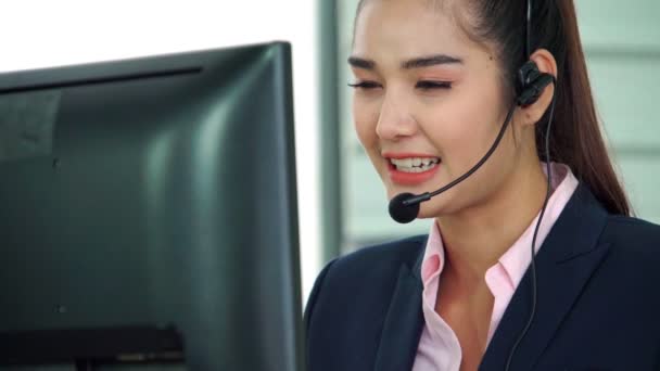 Des hommes d'affaires portant un casque qui travaillent au bureau — Video