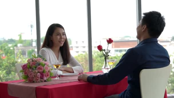 Feliz pareja romántica almorzando en el restaurante — Vídeos de Stock