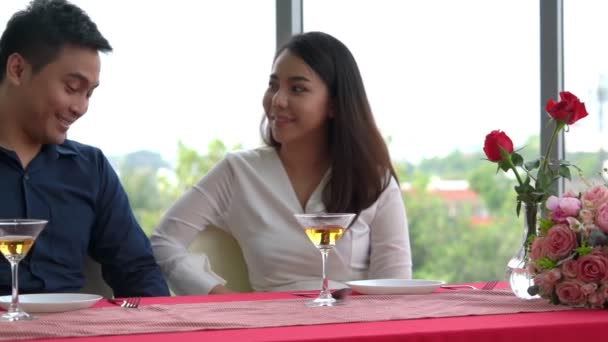 Couple romantique donnant un cadeau à l'amant au restaurant — Video