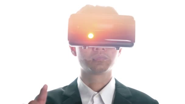 Mężczyzna w okularach VR oglądać wschód słońca upływ czasu nad wzgórzami i górami — Wideo stockowe