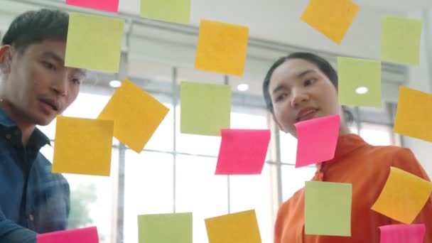 Geschäftsleute arbeiten im Planungsausschuss — Stockvideo