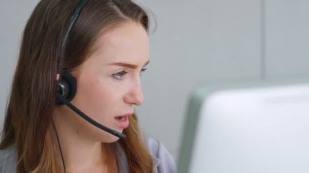 Obchodníci nosí sluchátka pracující v kanceláři — Stock video