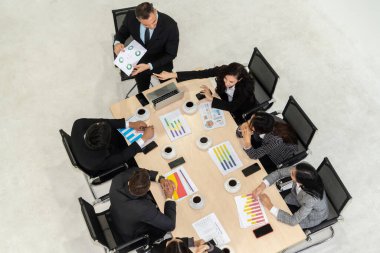 İş adamları grup toplantısı yukarıdan çekiliyor