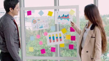 İş adamları proje planlama kurulunda çalışıyor