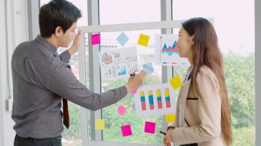 İş adamları proje planlama kurulunda çalışıyor