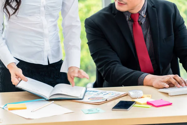 Dos empresarios hablan de estrategia de proyecto en la oficina — Foto de Stock