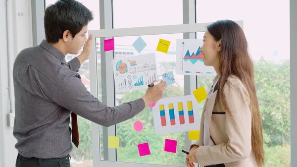 İş adamları proje planlama kurulunda çalışıyor