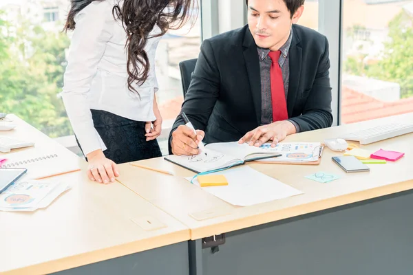 İki iş adamı ofiste proje stratejisi hakkında konuşuyor