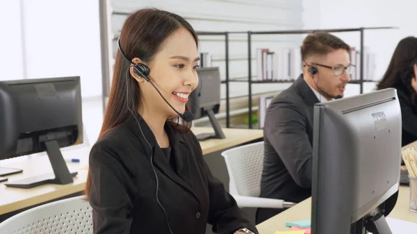 Geschäftsleute mit Headset arbeiten im Büro — Stockfoto