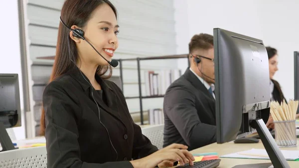 Gente de negocios con auriculares trabajando en la oficina —  Fotos de Stock