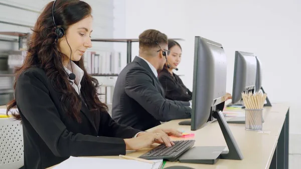 Gente de negocios con auriculares trabajando en la oficina —  Fotos de Stock