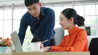 İki iş adamı ofiste proje stratejisi hakkında konuşuyor