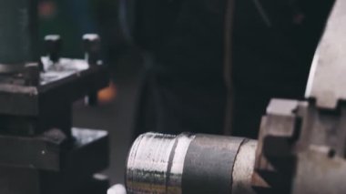 Fabrika atölyesinde makine kullanan akıllı bir fabrika işçisi