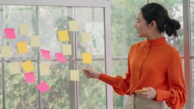 İş adamları proje planlama kurulunda çalışıyor