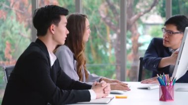 Grup toplantısında kızgın iş adamı anlaşmazlığı sorunu