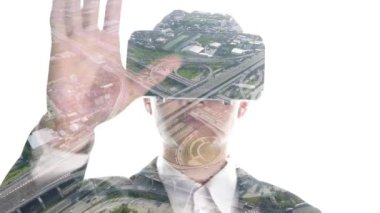 VR gözlüklü adam Otoyol kavşağının hava görüntüsünü izliyor