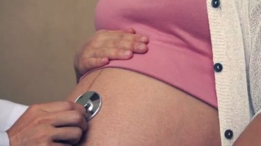 Hastanede hamile kadın ve jinekolog.