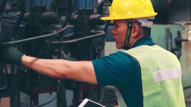 Fabrika atölyesinde makine kullanan akıllı bir fabrika işçisi