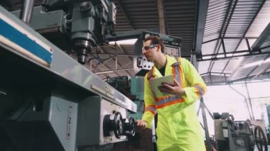 Fabrika işçisi iş arkadaşını güvenlik konusunda uyardı ve ona sert bir şapka verdi.