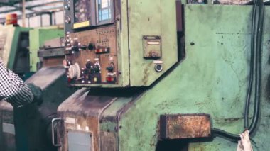 Fabrika atölyesinde makine kullanan akıllı bir fabrika işçisi