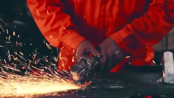 Meccanico professionista sta tagliando il metallo d'acciaio. — Video Stock