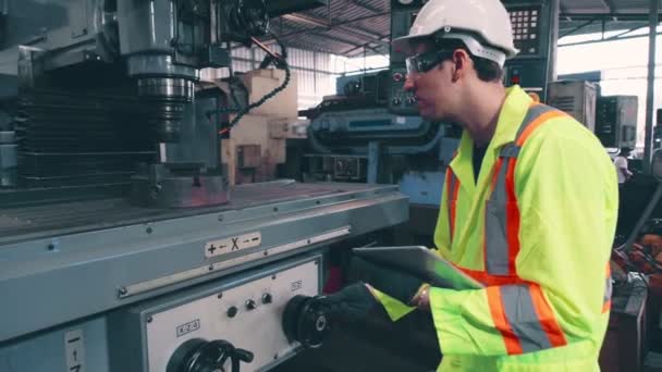 Fabrika atölyesinde makine kullanan akıllı bir fabrika işçisi — Stok video