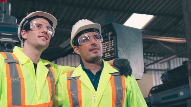 Boldog gyári munkások mosolyognak és együtt állnak a barátjukkal — Stock videók