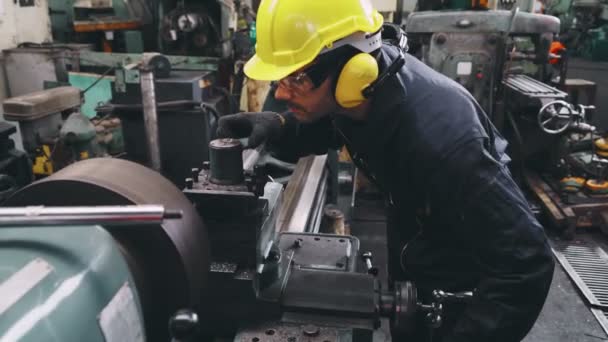 Trabalhador de fábrica inteligente usando a máquina na oficina de fábrica — Vídeo de Stock