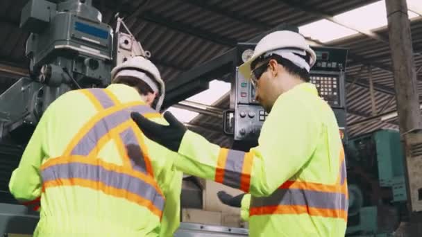 Grupp av fabriksarbetare som använder maskinutrustning i fabriksverkstaden — Stockvideo