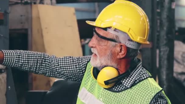 Trabajador principal de la fábrica enseña cómo utilizar el equipo de la máquina en el taller de fábrica — Vídeo de stock