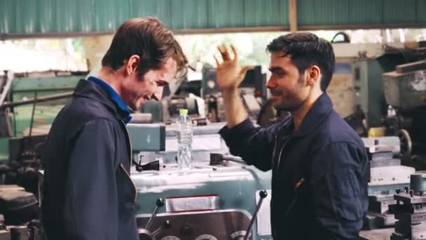 Trabalhadores da fábrica cansados fazendo uma pausa e conversando com colegas de trabalho na fábrica — Vídeo de Stock