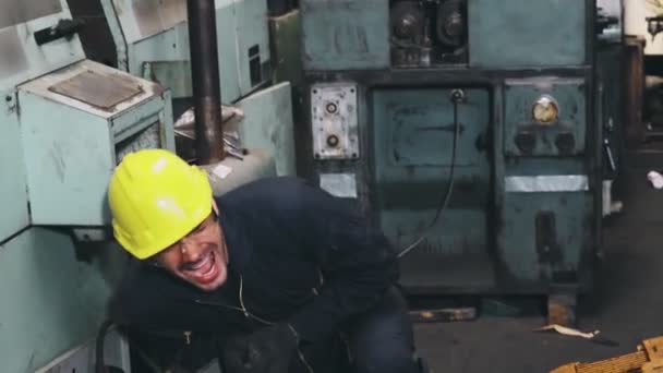 工場内で機械を使用しながら事故で負傷した工場労働者 — ストック動画