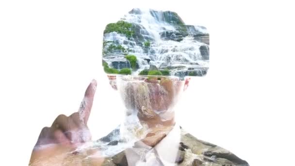 Mężczyzna w okularach VR oglądać z lotu ptaka Wodospad Maeya, Tajlandia — Wideo stockowe