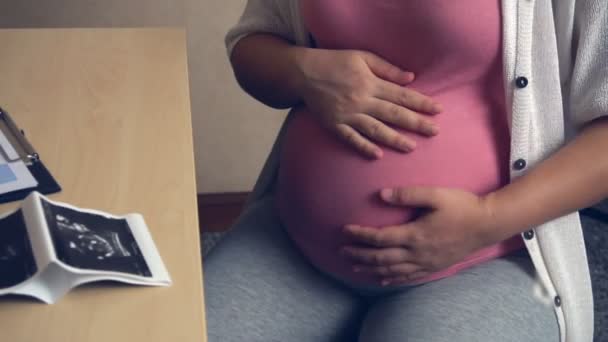 Gravid kvinna och gynekolog doktor vid sjukhuset — Stockvideo