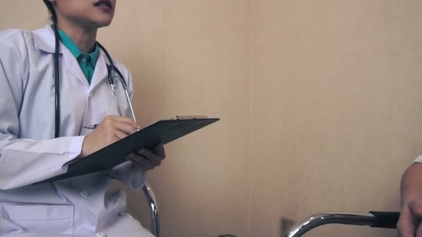 Donna incinta e ginecologo medico presso l'ospedale — Video Stock