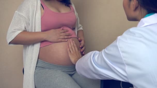 Zwangere vrouw en gynaecoloog arts in het ziekenhuis — Stockvideo