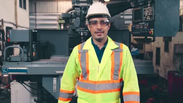 Jovem trabalhador da fábrica ou engenheiro close up retrato na fábrica — Vídeo de Stock