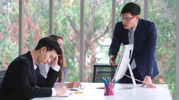 Злий бізнесмен суперечить роботі проблеми на груповому засіданні — стокове відео