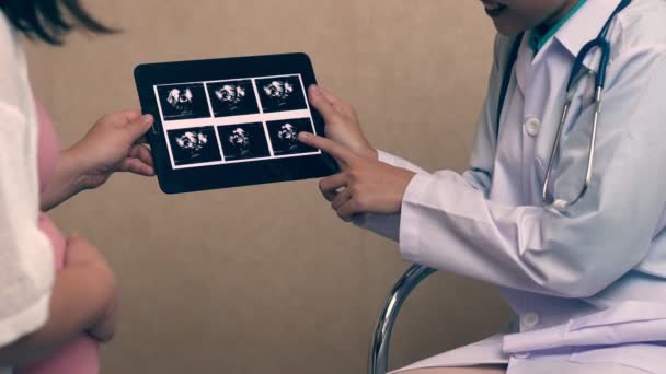 Вагітна жінка і гінеколог лікар в лікарні — стокове відео